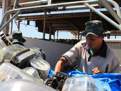 Trabajadores de una compa&ntilde;&iacute;a de reciclaje procesan medidores obsoletos.
 