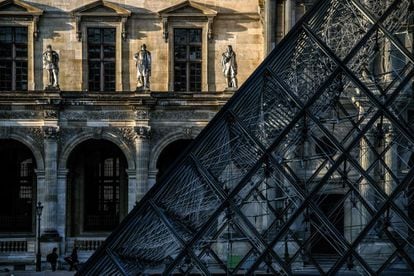 El actual director del museo, Jean-Luc Martinez, sostiene que "desde el primer momento fue un éxito, dio la impresión de que siempre estuvo ahí, de que no era un apósito". En la imagen, estatuas que adornan el Palacio del Louvre, con la pirámide en primer plano, el 22 de marzo de 2019.