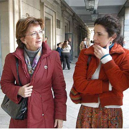 Isabel Guerra-Librero, a la izquierda, el pasado martes, tras declarar en el juzgado.