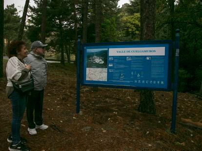 Un hombre y una mujer observaban el jueves un cartel del Valle de Cuelgamuros, el nuevo nombre establecido en la Ley de Memoria Democrática para el antes llamado Valle de los Caídos.