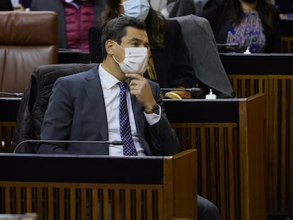 El presidente de la Junta de Andalucía, Juan Manuel Moreno, durante el debate de Presupuestos de la Junta de Andalucía.