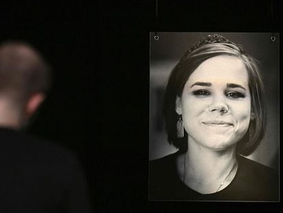 Un retrato de Daria Duguina expuesto durante su funeral