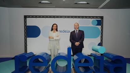 La presidenta de Redeia, Beatriz Corredor, junto al consejero delegado de la firma, Roberto García.