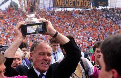 Rinus Michels levanta el trofeo de la Euro 88.