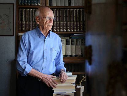 El filosofo Emilio Lledó en su casa de Madrid. 