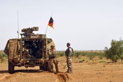 Unos soldados alemanes del destacamento de paracaidistas de las Naciones Unidas en Malí buscan artefactos explosivos en la ruta de Gao a Gossi, en agosto de 2018.