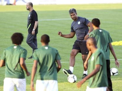 Rijkaard, ayer durante el entrenamiento de Arabia Saudí. 