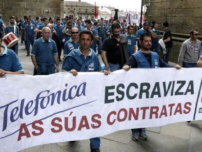 Un grupo de trabajadores de subcontratas de Telef&oacute;nica manifest&aacute;ndose Santiago de Compostela en demanda de mejores condiciones laborales