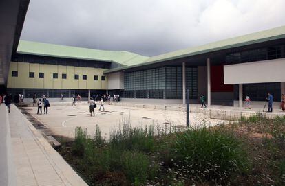 A més del camp esportiu, les instal·lacions tenen una piscina olímpica i una biblioteca.