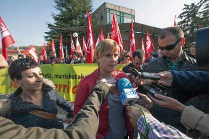Ainhoa Etxaide atiende a los medios de comunicación durante la protesta de LAB.