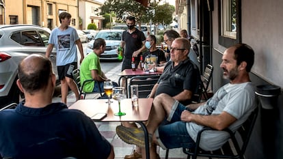 Unos clientes toman un aperitivo en la terraza del Gi-Gi, en el municipio de Quart, en la provincia de Girona. / TONI FERRAGUT
