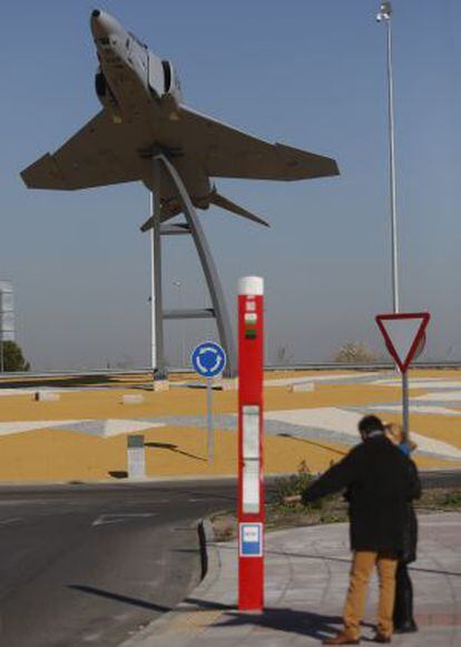 Vista del cazabombardero colocado en la rotonda de Torrejón de Ardoz.