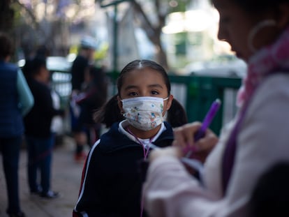 Una niña con mascarilla, hoy en Ciudad de México.