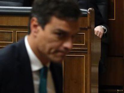 Rajoy observa a Sánchez durante una sesión en el Congreso.