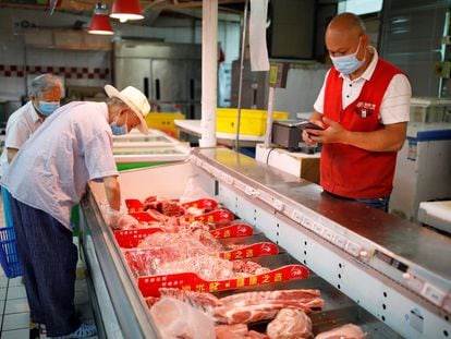 Dos ancianos compran carne en un supermercado de Pekín (China), en junio de 2020.