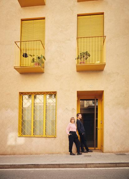 Los arquitectos Anna y Eugeni Bach, en el edificio de la calle Horta, en Barcelona.