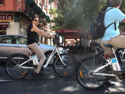 Dos usuarios del servicio BiciMad en las calles de Madrid, este martes.