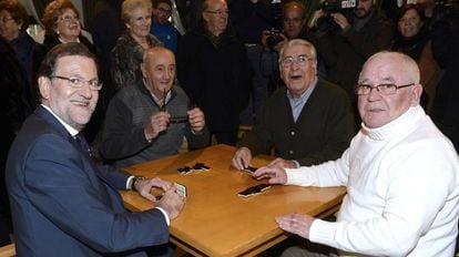 Rajoy, con pensionistas en Olmedo.
