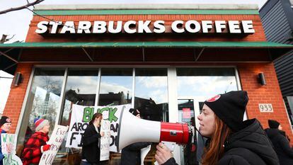 Protesta de trabajadores de Starbucks en huelga, en Buffalo (Nueva York, EE UU), en 2022.