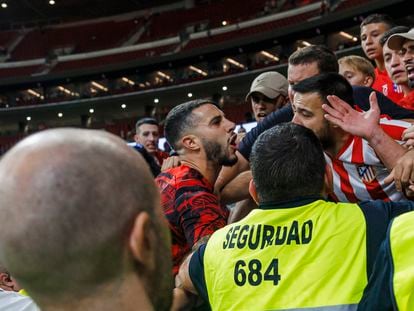 Mario Hermoso, en el momento en el que se enfrenta a los ultras del Atlético.