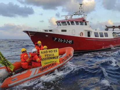 Activistas increpan a un barco por no hacer pesca sostenible.