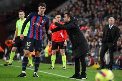 Xavi da instrucciones a Christensen durante el clásico del pasado domingo en el Camp Nou.