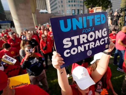 Miembros del sindicato United Auto Workers protestan en Detroit.