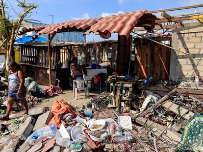 Acumulación de basura y escombros en una zona afectada por el paso del huracán 'Otis', en Acapulco, el 6 de noviembre de 2023.