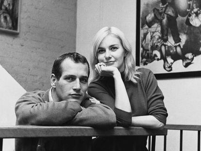 Paul Newman y Joanne Woodward en su hogar en Greenwich Village, Nueva York, en 1961.