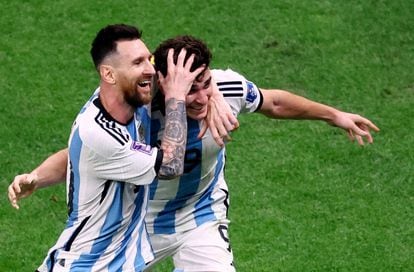 Lionel Messi y Julián Álvarez celebran uno de los goles, este martes en Qatar.