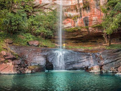 Panorámica del Salto Suizo, cascada de 40 metros altura cerca de Colonia Independencia y Vallarrica, en Paraguay. 