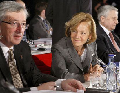La vicepresidenta Elena Salgado entre el presidente del Eurogrupo y primer ministro de Luxemburgo, Jean-Claude Juncker (izda), y el presidente del BCE, Jean Claude-Trichet.