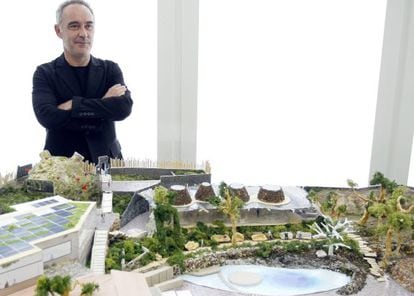 El cocinero Ferran Adrià, durante la presentación esta mañana en Barcelona de la maqueta de El Bulli Foundation.