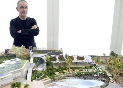 El cocinero Ferran Adri&agrave;, durante la presentaci&oacute;n esta ma&ntilde;ana en Barcelona de la maqueta de El Bulli Foundation.