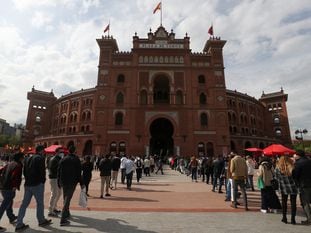 Cola para entrar a Las Ventas este domingo, en la primera corrida desde que comenzó la pandemia.