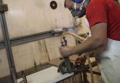 Un marmolista trabaja cortando cuarzo.