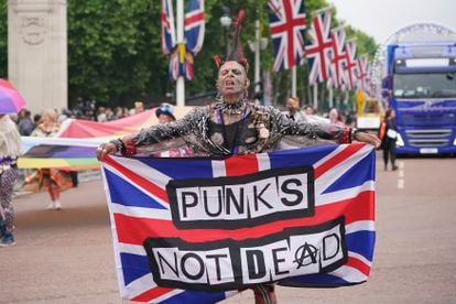 'El punk no ha muerto', se lee sobre esta pancarta que ha desfilado por las calles de Londres.