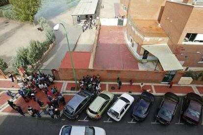 Varias personas a las puertas del colegio concertado Torrente Ballester de la localidad madrileña de Parla.
