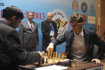 Anand y Carlsen durante la quinta partida.