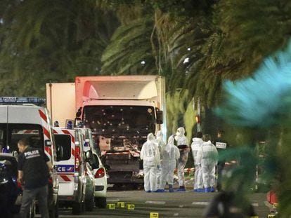 Fuerzas de seguridad investigan el cami&oacute;n utilizado en el atentado terrorista en Niza en julio de 2016. 