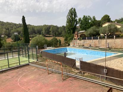 Una piscina vacía en Cabrera d'Anoia (Barcelona), municipio afectado por restricciones de agua en plena ola de calor.