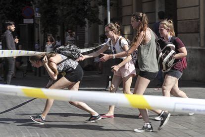 <b>Atemptat a La Rambla de Barcelona.</b> Unes adolescents travessen el cordó policial.