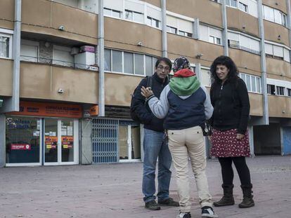 Los educadores sociales Luis Córdova y Sandra Queraltó atienden a una vecina de Ciutat Meridiana.