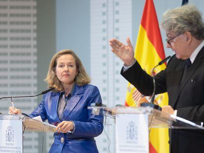 La vicepresidenta Nadia Calviño y el comisario europeo de Mercado Interior, Thierry Breton, comparecían tras su reunión el lunes en Madrid.