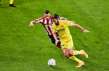 Pedraza trata de regatear a Berenguer este domingo en el partido entre el Athletic y el Villarreal en San Mamés.