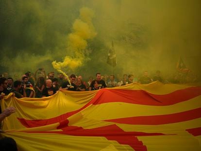 Manifestantes con banderas independentistas participan en la Diada, este lunes en Barcelona.