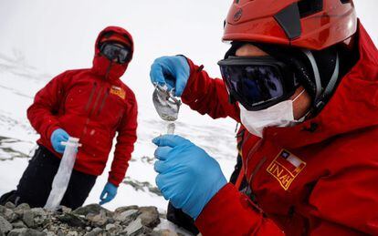 Los científicos chilenos Nicolás Bruna (i) y Matías Vargas(d) recogen muestras de sedimentos en el monte Rossman en el Glaciar Unión, situado en las montañas Ellsworth, en la Antártida, el 22 de noviembre de 2018. 