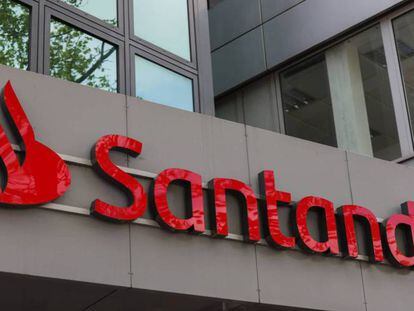 Logo de Santander en uno de sus oficinas.