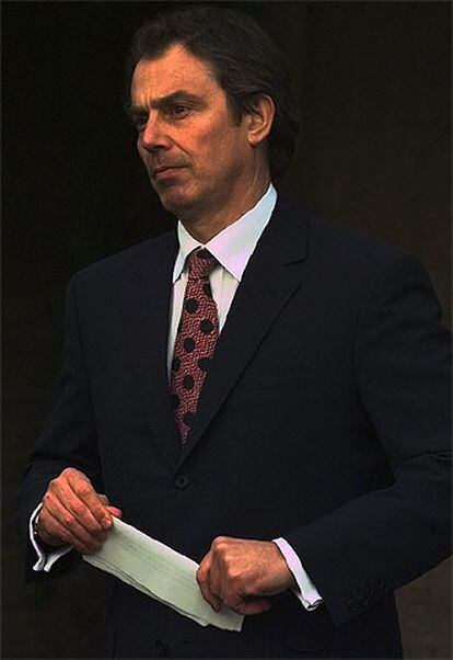 El primer ministro británico, Tony Blair, tras anunciar el acuerdo alcanzado en Stormont (Belfast).