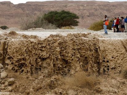 Carretera cortada por las inundaciones a orillas del mar Muerto, en Israel.
